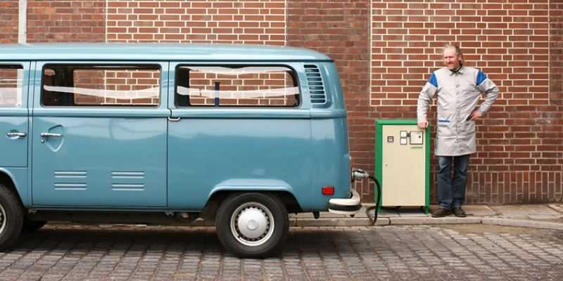 Bus VW Transporter T2 ładuje akumulatory