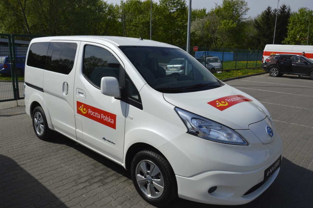 Biały Nissan e-NV200 w barwach Poczty Polskiej