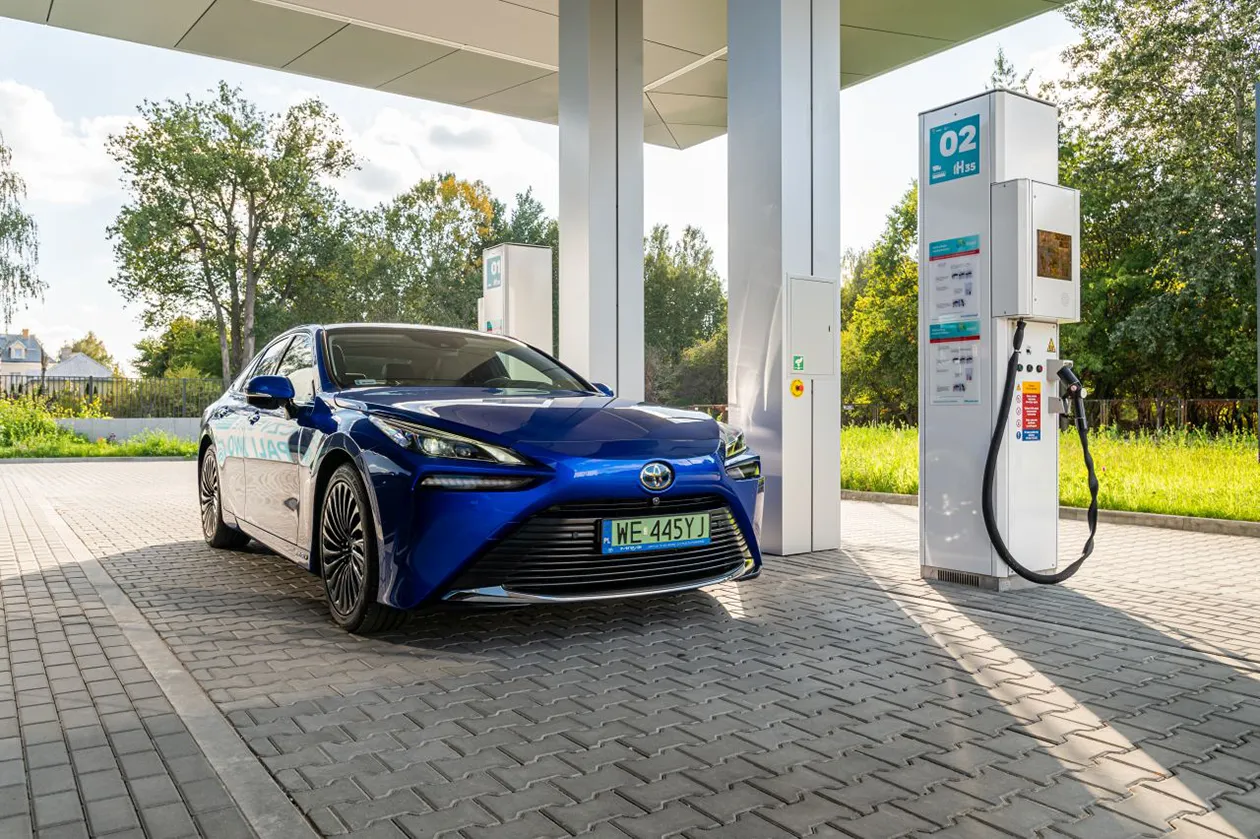 toyota prezentuje wersję koncepcyjną nowej generacji wodorowego sedana mirai