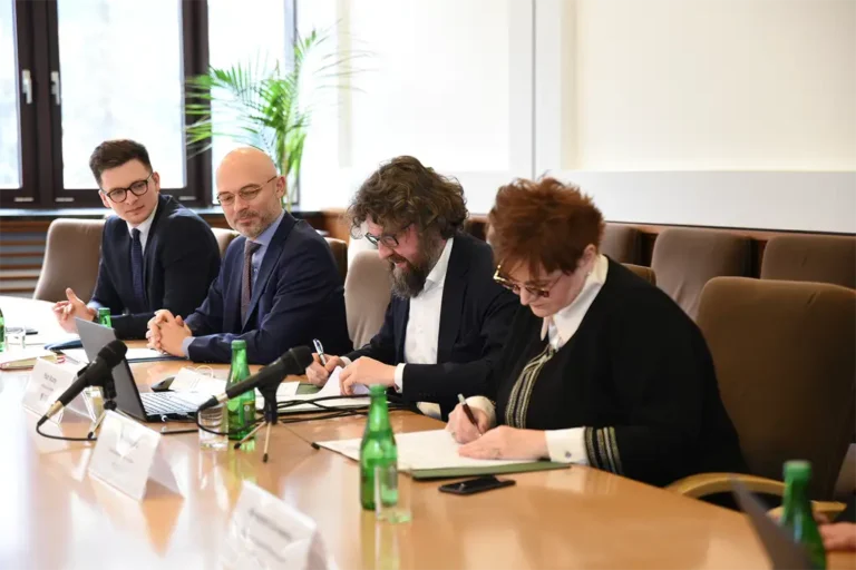 100 mln zł na słoneczne dachy dla wielkopolskich spółdzielni i wspólnot mieszkaniowych